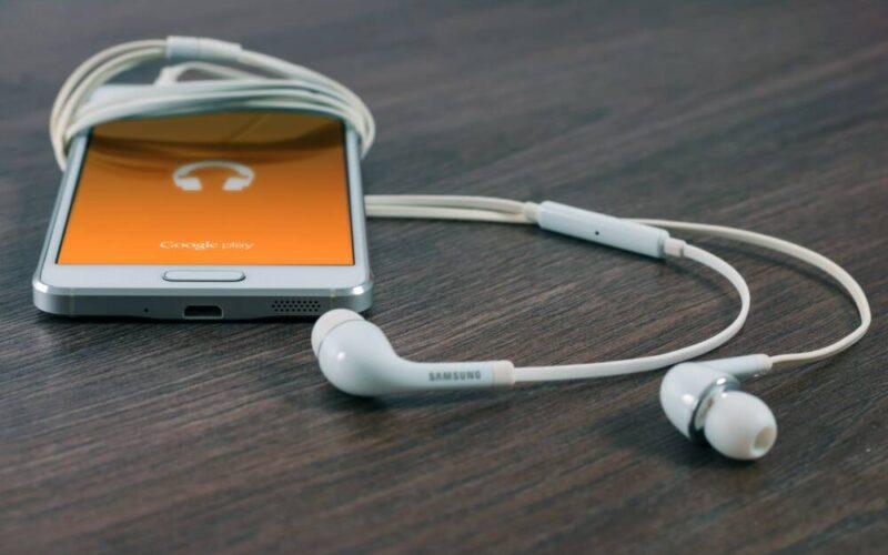 Jaký podcast si poslechnout (nejen) na cestě do práce?
