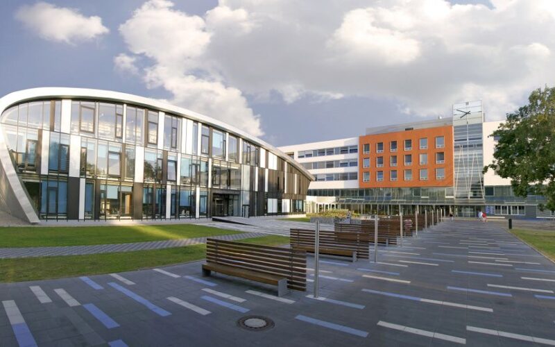 Fakultní nemocnice Hradec Králové přijme lékaře/lékařku – intenzivistu na jednotku resuscitační a intenzivní péče chirurgické kliniky
