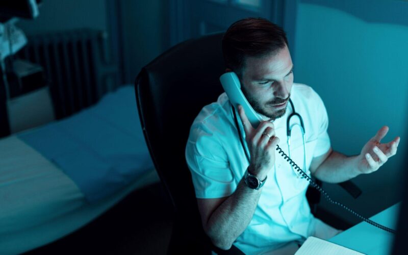 Přesčasy lékařů jsou enormní, místy hraničí s rizikem pro pacienty, ale pro velkou část lékařů jsou jediný způsob zajištění důstojného žití