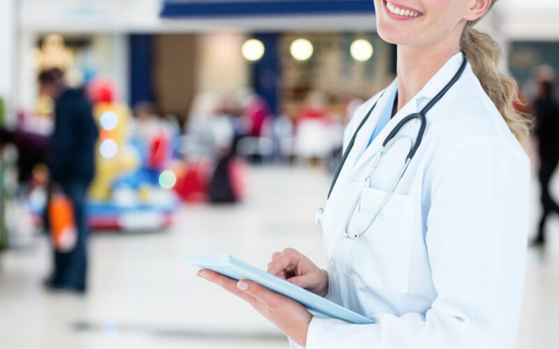 Hledáme lékaře/lékařky v oborech ortopedie, dermatologie, psychiatrie a PLS (Praha) – odměna až 1200 Kč/hod