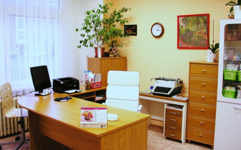 Jste na rodičovské dovolené a chcete být na 1-2 dny v týdnu opět lékařem? Pracujete v nemocnici a hledáte změnu? Chcete zjistit, jaké to je pracovat ve své vlastní ambulanci?
