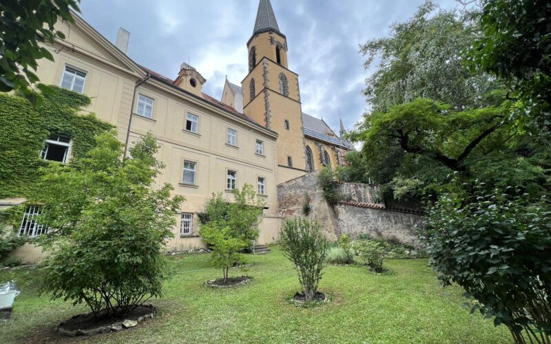Všeobecná fakultní nemocnice v Praze – Klinika adiktologie hledá: Lékaře/Lékařku na Lůžkový a ambulantní provoz