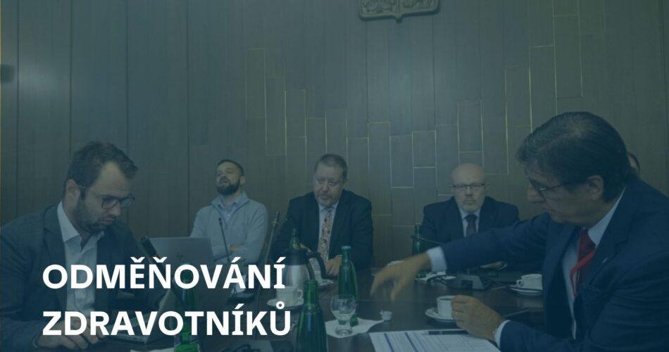 Složitá jednání o&nbsp;odměňování zdravotníků pokračují